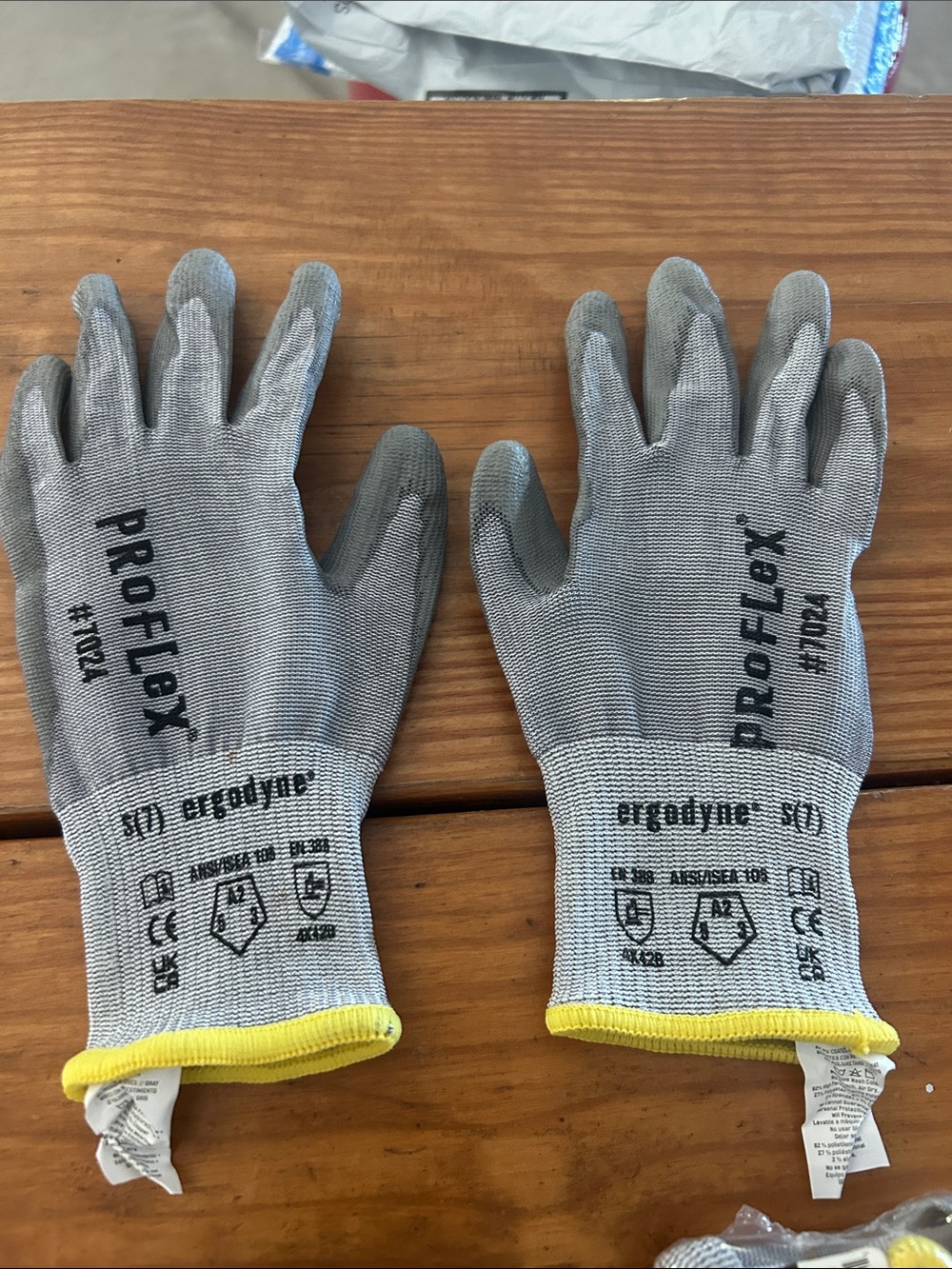 Cut resistant gloves